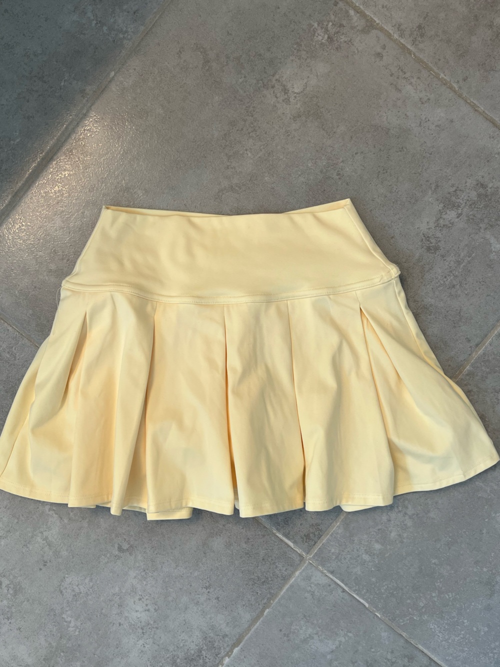 Butter Yellow Gilly Hicks Pleated Skirt with attached shorts.
Size XXS.